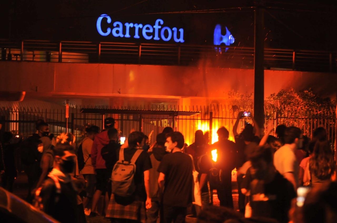 Manifestantes colocaram fogo em cartazes no lado de fora do hipermercado