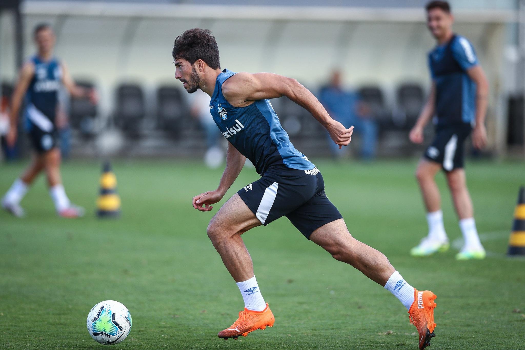 Lucas Silva deve ser titular neste domingo diante do Corinthians