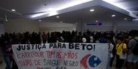 Manifestação ocorreu em uma filial da rede de supermercados Carrefour, dentro de um shopping na zona norte do Rio de Janeiro