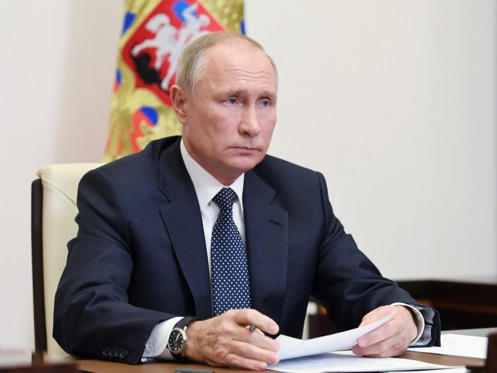 Putin assina aumento de impostos para rendas mais altas