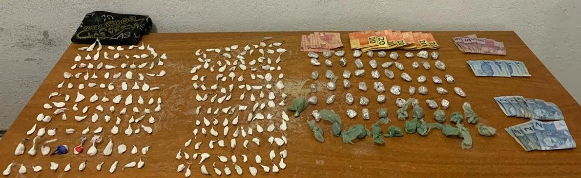 Houve a apreens&atilde;o de 240 por&ccedil;&otilde;es de coca&iacute;na e 70 por&ccedil;&otilde;es de maconha, al&eacute;m de R$ 212,00 em dinheiro