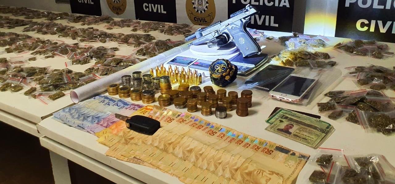 Agentes da DPHPP apreenderam ainda uma pistola calibre 9 mm com muni&ccedil;&otilde;es, tr&ecirc;s celulares, duas balan&ccedil;as digitais de precis&atilde;o e documentos