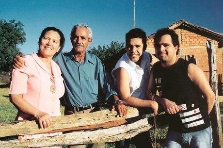 Zez&eacute; Di Camargo e Luciano ao lado dos pais