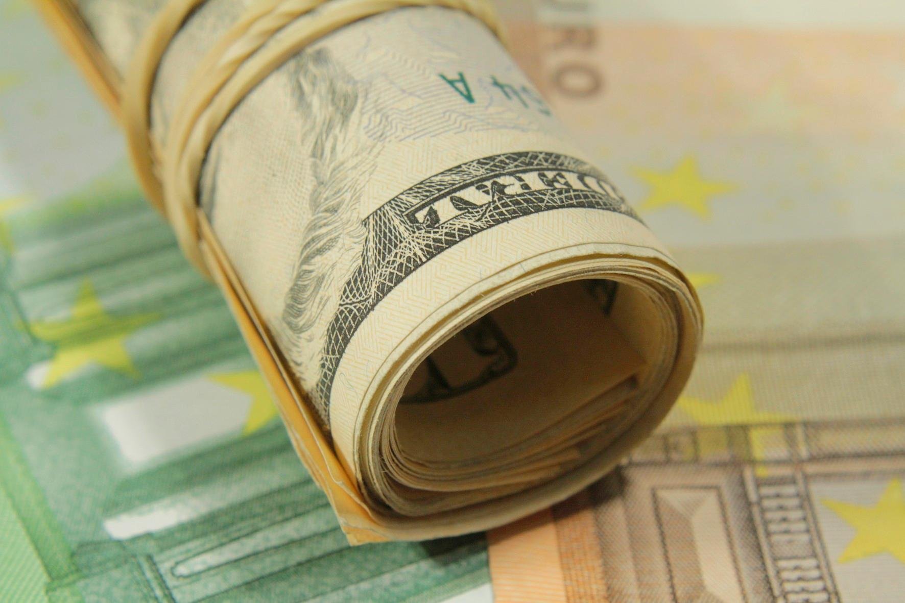D&oacute;lar operou toda a ter&ccedil;a-feira em queda, com o real acompanhando as demais moedas emergentes