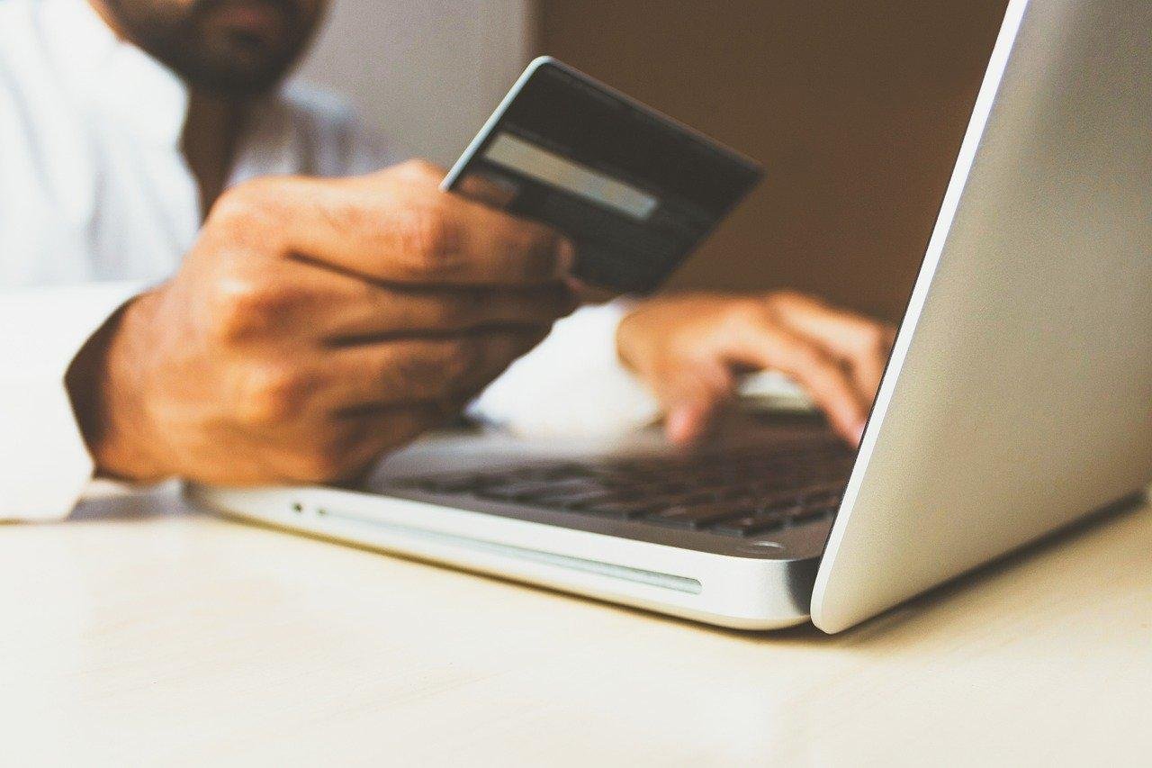 Com medo da Covid-19, 75% das pessoas ir&atilde;o fazer compras online na Black Friday de 2020