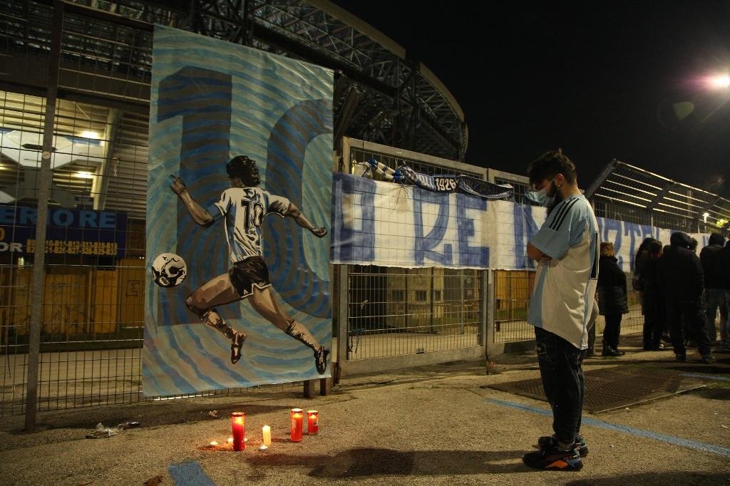 Est&aacute;dio San Paolo foi iluminado nesta quarta-feira em homenagem ao ex-jogador que atuou durante a d&eacute;cada de 1980