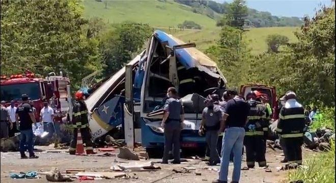 Acidente envolvendo &ocirc;nibus e caminh&atilde;o deixou 41 mortes em Tagua&iacute; (SP)