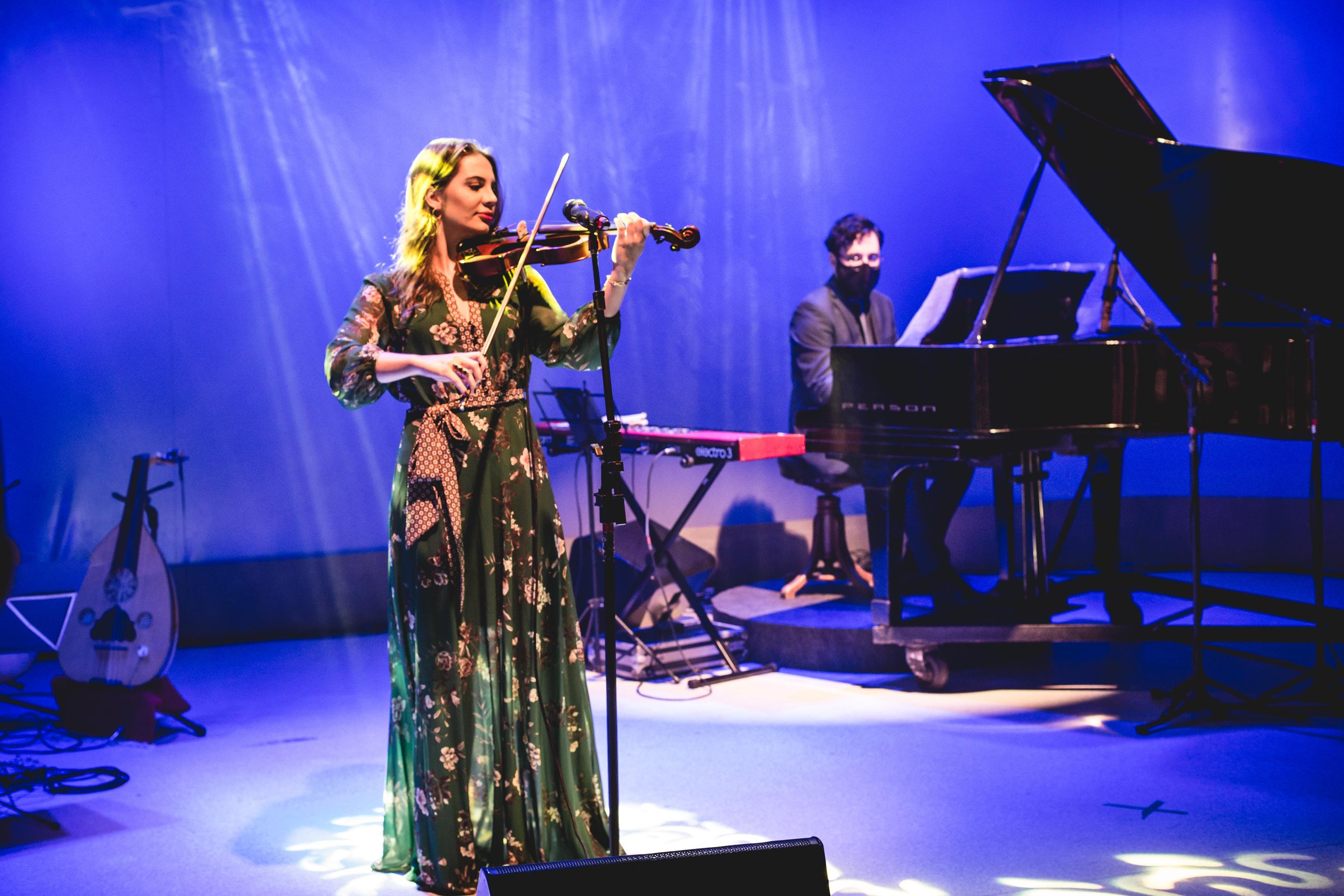 Representante ga&uacute;cha J&uacute;lia Reis na Final Nacional do Festival da Can&ccedil;&atilde;o Alian&ccedil;a Francesa