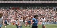 Maradona em ação contra o Inglaterra na Copa do Mundo de 1986