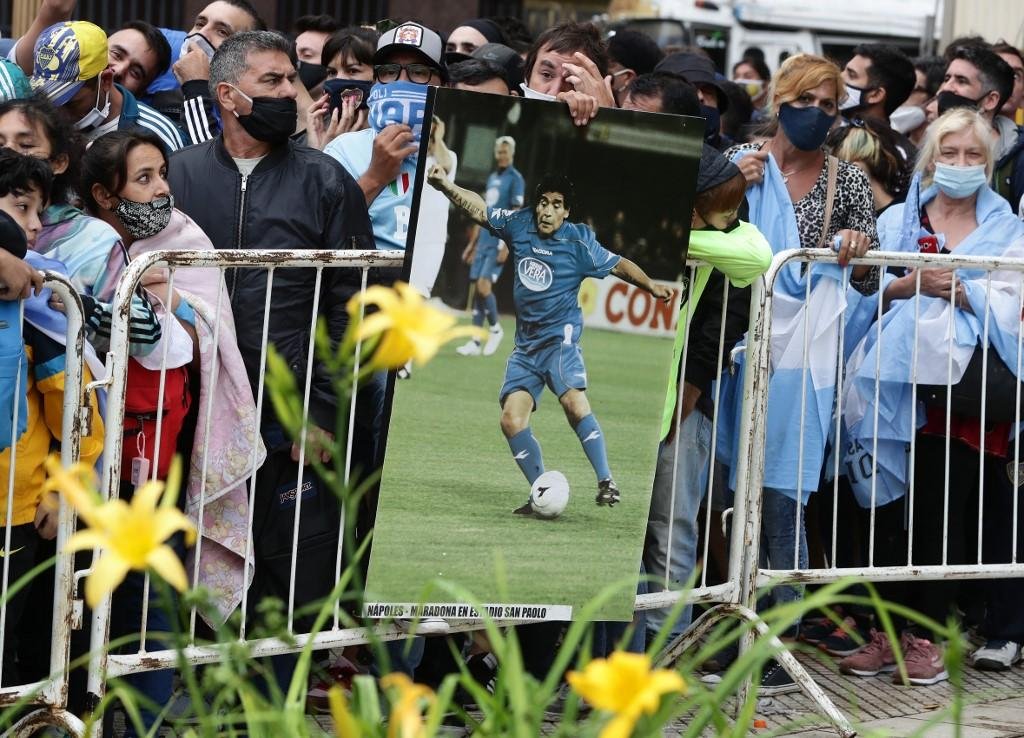 Torcedores esperam em fila para ver de longe o corpo de Maradona