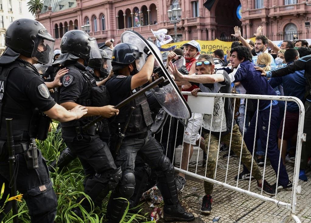 Durante a&ccedil;&atilde;o, via foi fechada pela pol&iacute;cia para afastar popula&ccedil;&atilde;o das proximidades do Obelisco