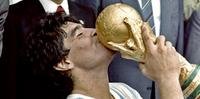 Diego Maradona beija a taça da Copa Mundo, em 1986 no México, na conquista do bicampeonato mundial pela seleção argentina.