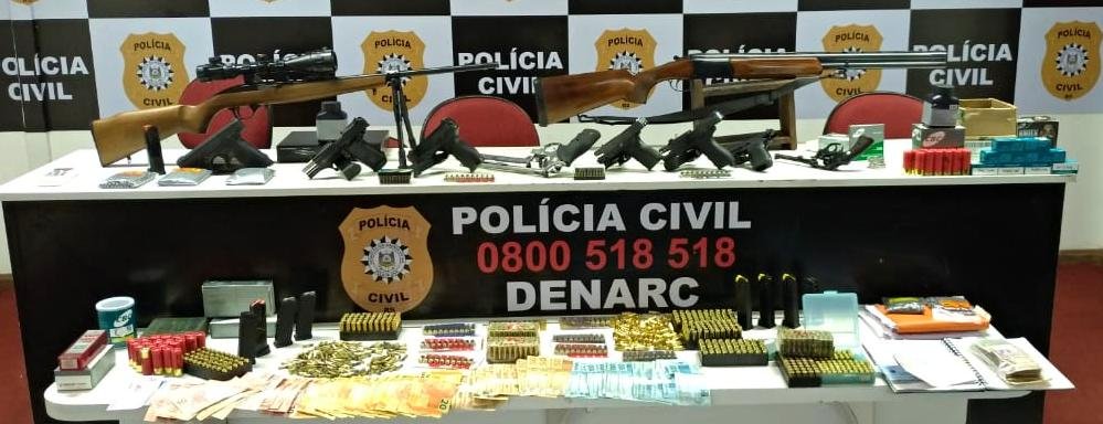 Houve o recolhimento de pistolas, rifles, rev&oacute;lveres, muni&ccedil;&otilde;es, dinheiro e cheques, entre outros