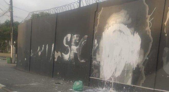Homenagem do Peixe ao &iacute;dolo argentino, pintura iria permanecer no local por volta de 30 dias