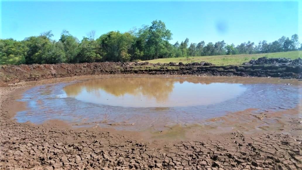 Munic&iacute;pio sofre com a seca e prioriza abertura e limpeza de bebedouros