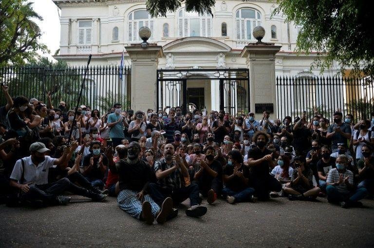 Grupo de jovens intelectuais e artistas diante do minist&eacute;rio da Cultura de Cuba em Havana, em 27 de novembro de 2020