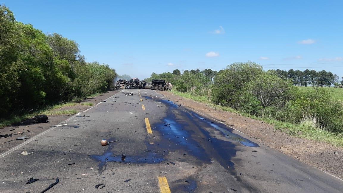 O caminh&atilde;o, com placas de S&atilde;o Paulo, transportava &aacute;cido f&ecirc;nico fundido
