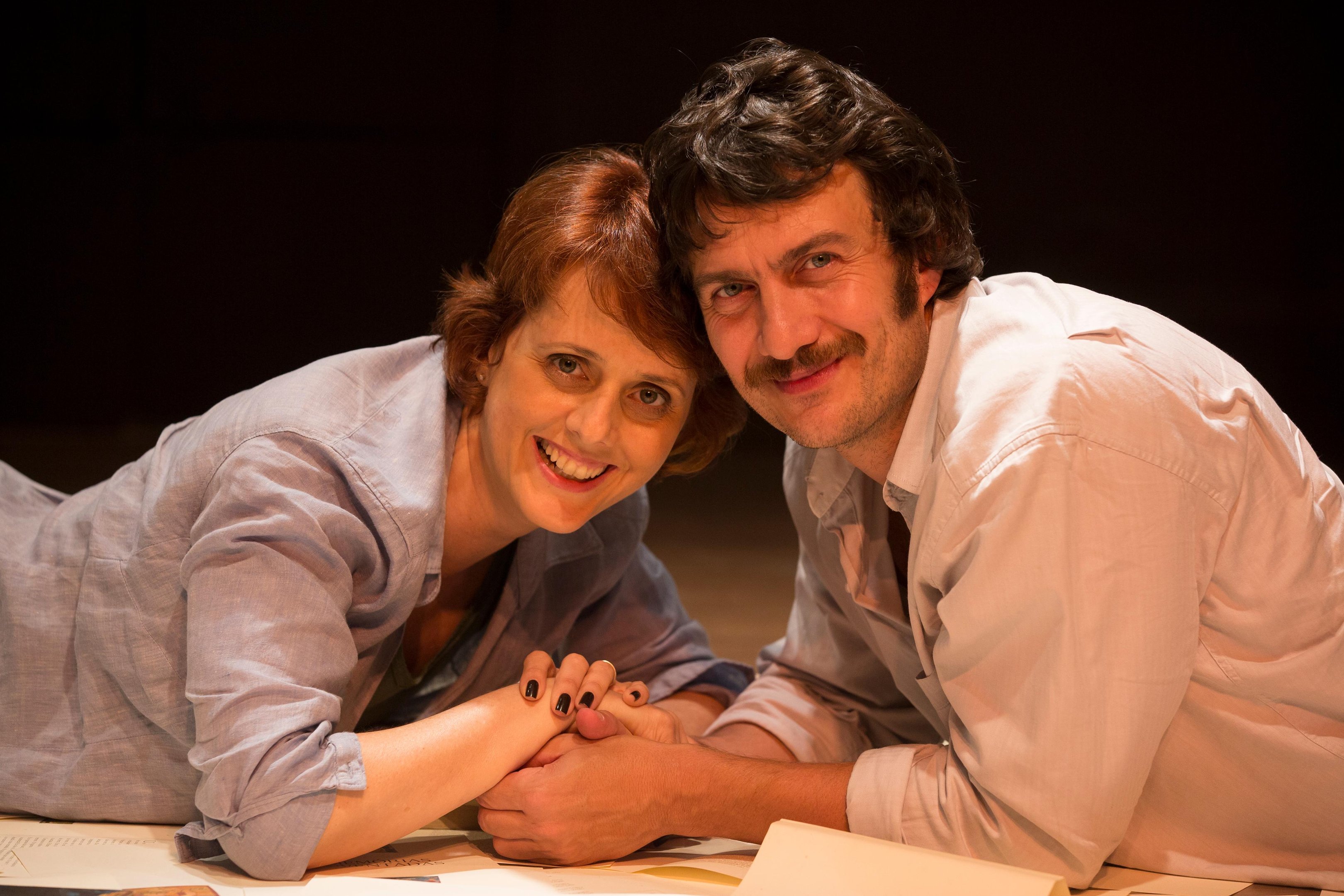 Dupla interpreta irm&atilde;os e tamb&eacute;m atores que se re&uacute;nem para transformar poesia em teatro