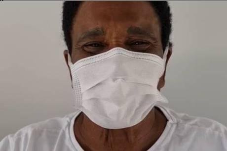 Cantor apareceu usando uma blusa com a frase "vontade de viver"