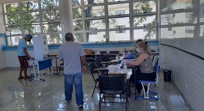 Pela manh&atilde;, eleitores idosos ou do grupo de risco t&ecirc;m prioridade nas urnas