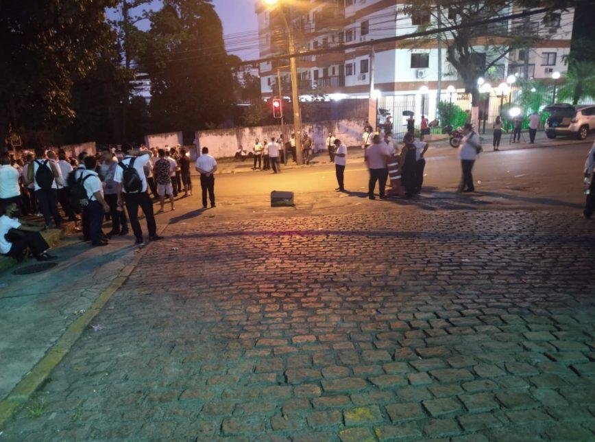 Protesto em frente &agrave; garagem da Via&ccedil;&atilde;o Redentor na madrugada deste domingo