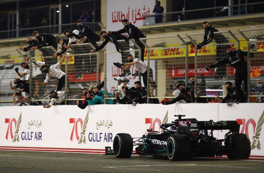 Brit&acirc;nico segurou press&atilde;o inicial de Verstappen e dominou GP