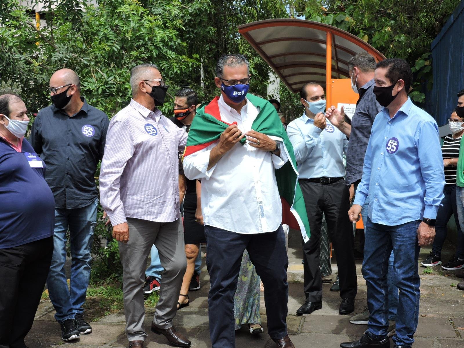 Jairo Jorge foi votar enrolado na bandeira de Canoas