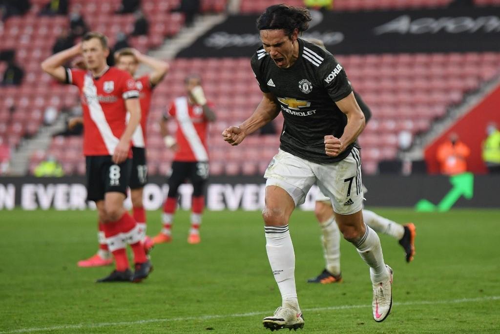 Cavani saiu do banco de reservas e virou o jogo para o Manchester United