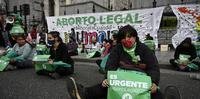 Ativistas participando de uma manifestação exigindo a legalização do aborto em frente ao prédio do Congresso Argentino em Buenos Aires, em 28 de outubro de 2020, em meio à pandemia do coronavírus.