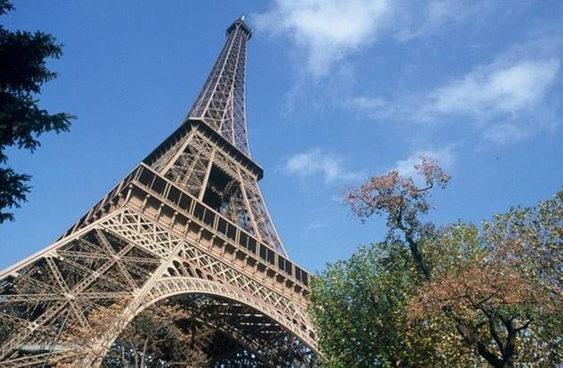Constru&iacute;da pelo engenheiro Gustave Eiffel, a famosa torre de 324 metros de altura &eacute; um dos monumentos mais visitados do mundo