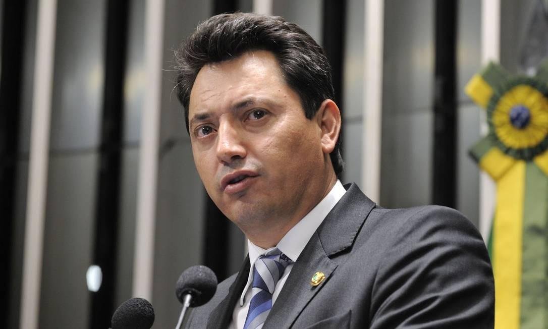 Souza &eacute; advogado e j&aacute; foi senador pelo Paran&aacute; de 2011 a 2014