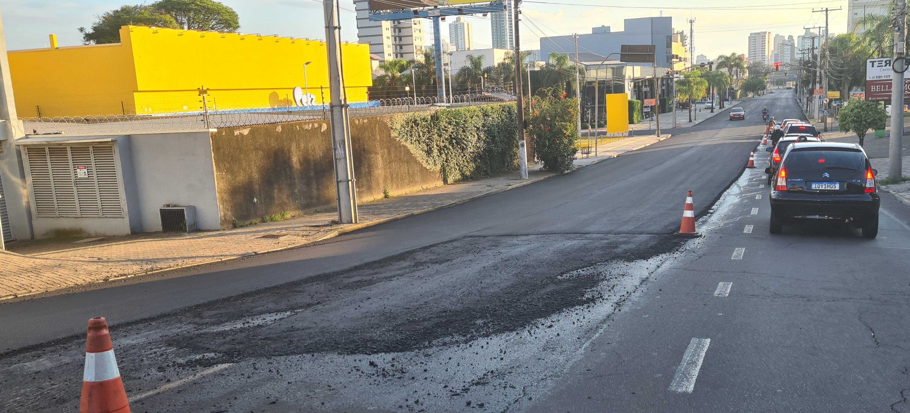 Ap&oacute;s o novo asfalto, ainda ser&aacute; realizada a demarca&ccedil;&atilde;o da sinaliza&ccedil;&atilde;o vi&aacute;ria