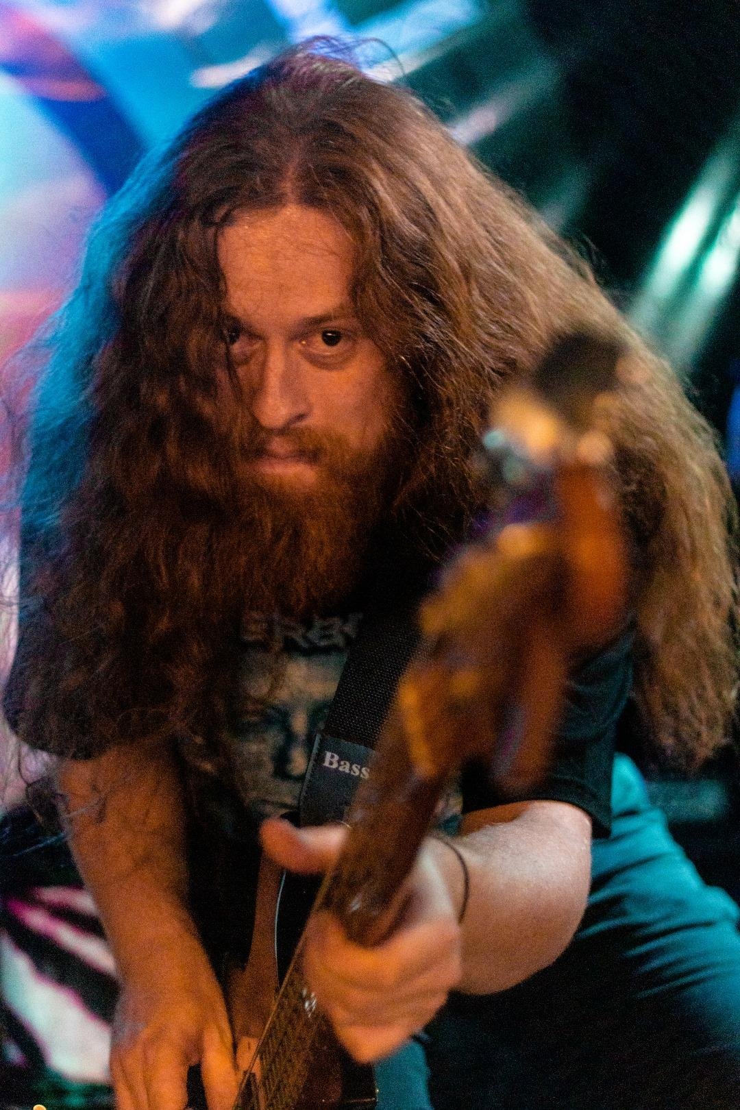 O baixista da Mortticia Guilherme Hoppen Wiersbicki