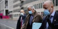 O negociador-chefe da UE, Michel Barnier, (C), usando uma máscara protetora no rosto para combater a propagação do coronavírus, caminha até um centro de conferências no centro de Londres