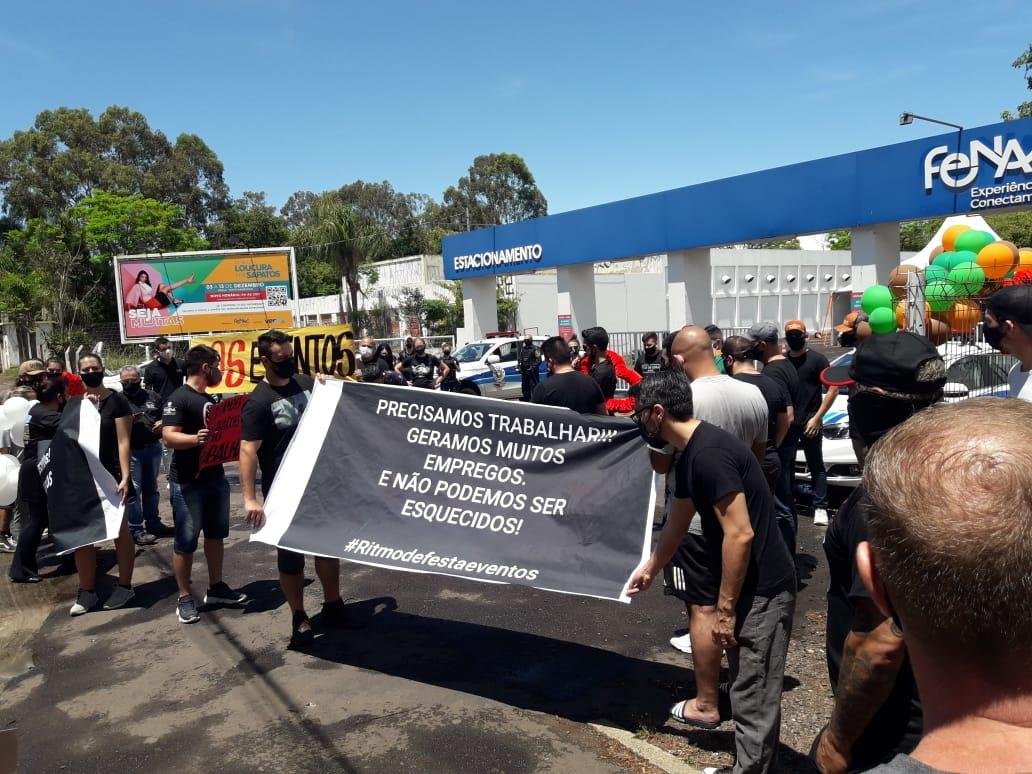 Grupo protestou em frente &agrave; Fenac nesta quinta-feira