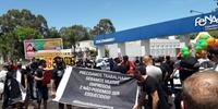 Grupo protestou em frente à Fenac nesta quinta-feira