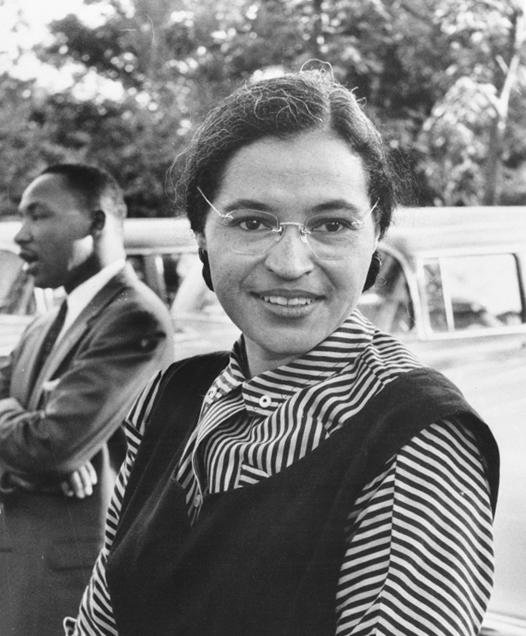 Rosa Parks em 1955, com Martin Luther King, Jr. ao fundo.