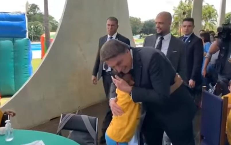 Sem m&aacute;scaras, Bolsonaro cumprimentou as crian&ccedil;as no Pal&aacute;cio da Alvorada