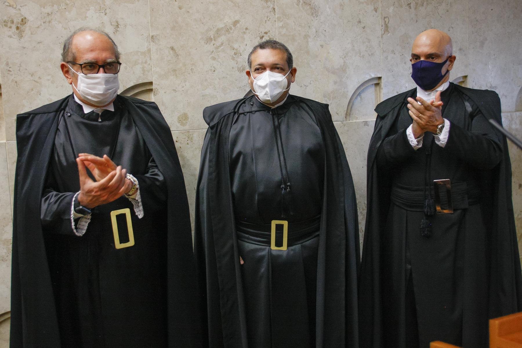 Gilmar Mendes e Alexandre de Moraes (d) votaram a favor da tese que, na pr&aacute;tica, permite a reelei&ccedil;&atilde;o dos atuais presidentes da C&acirc;mara e do Senado e Nunes Marques (c) com ressalva