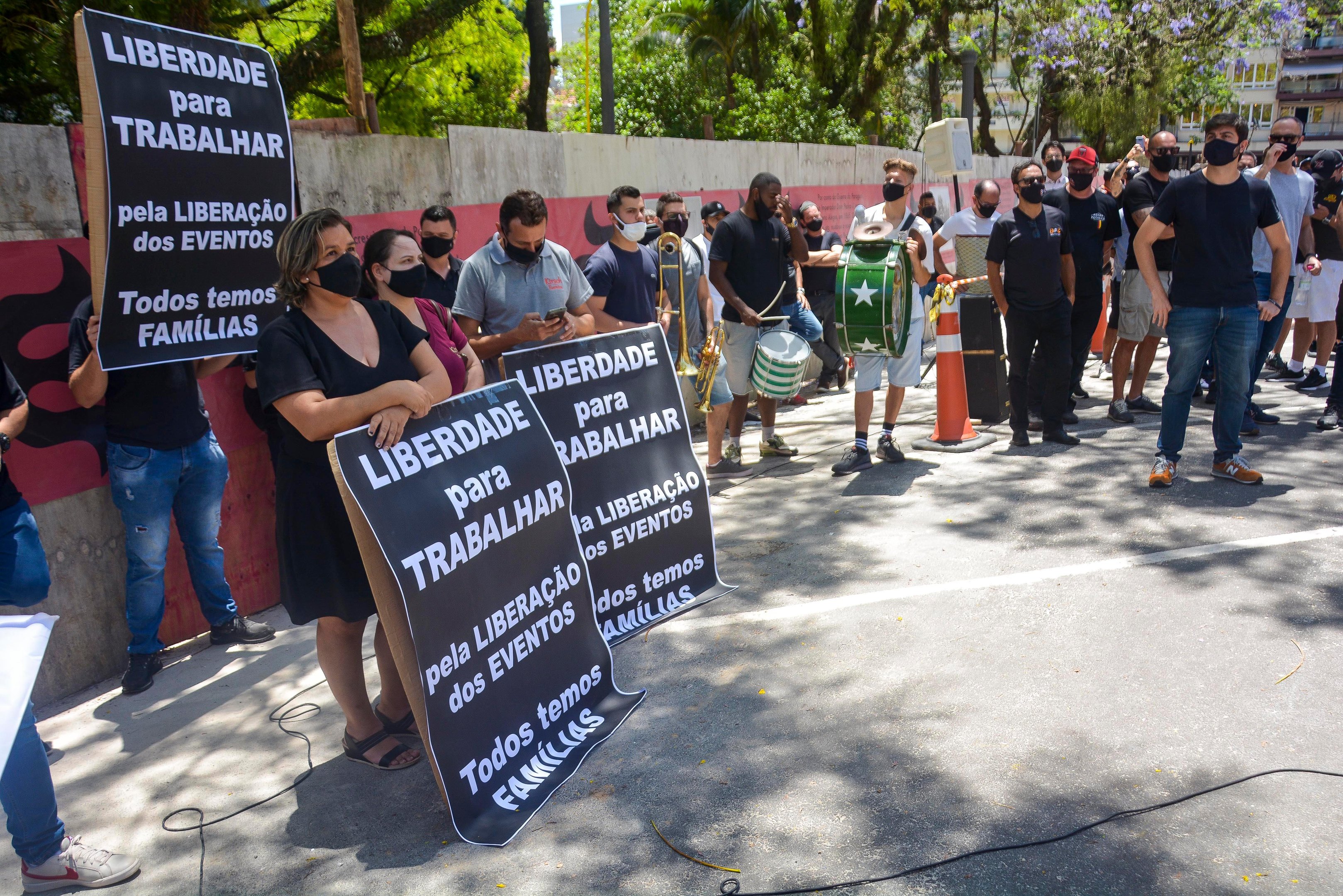 Ao menos 50 pessoas se reuniram em frente ao Pal&aacute;cio Piratini nesta sexta-feira