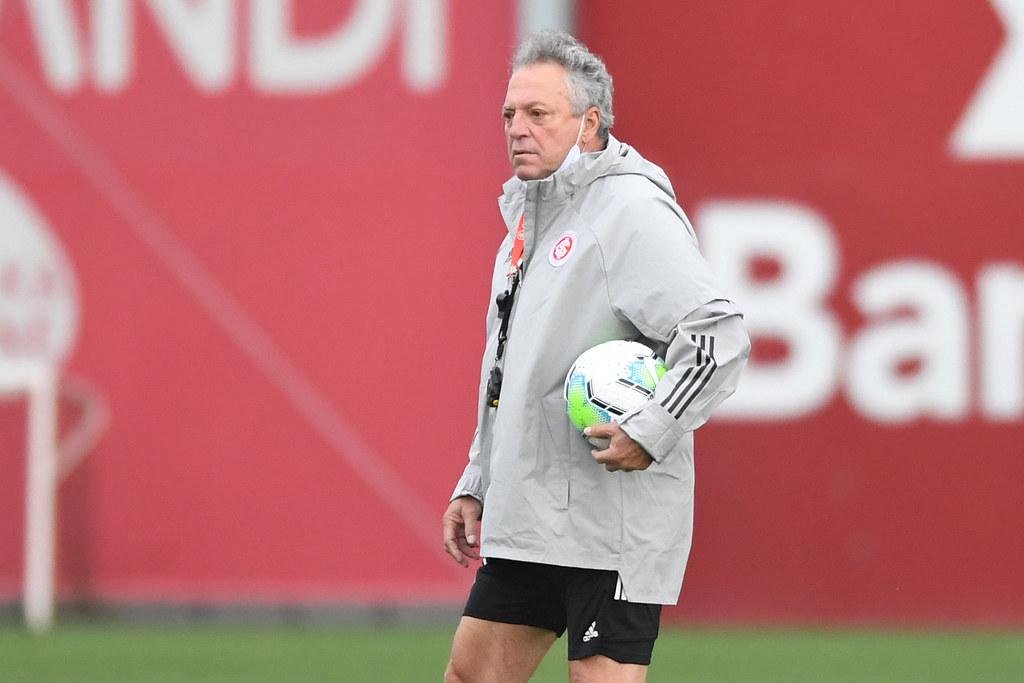 Abel Braga comandou o treino de quinta-feira e estar&aacute; na beira do gramado contra o Atl&eacute;tico-MG, no domingo, no MIneir&atilde;o