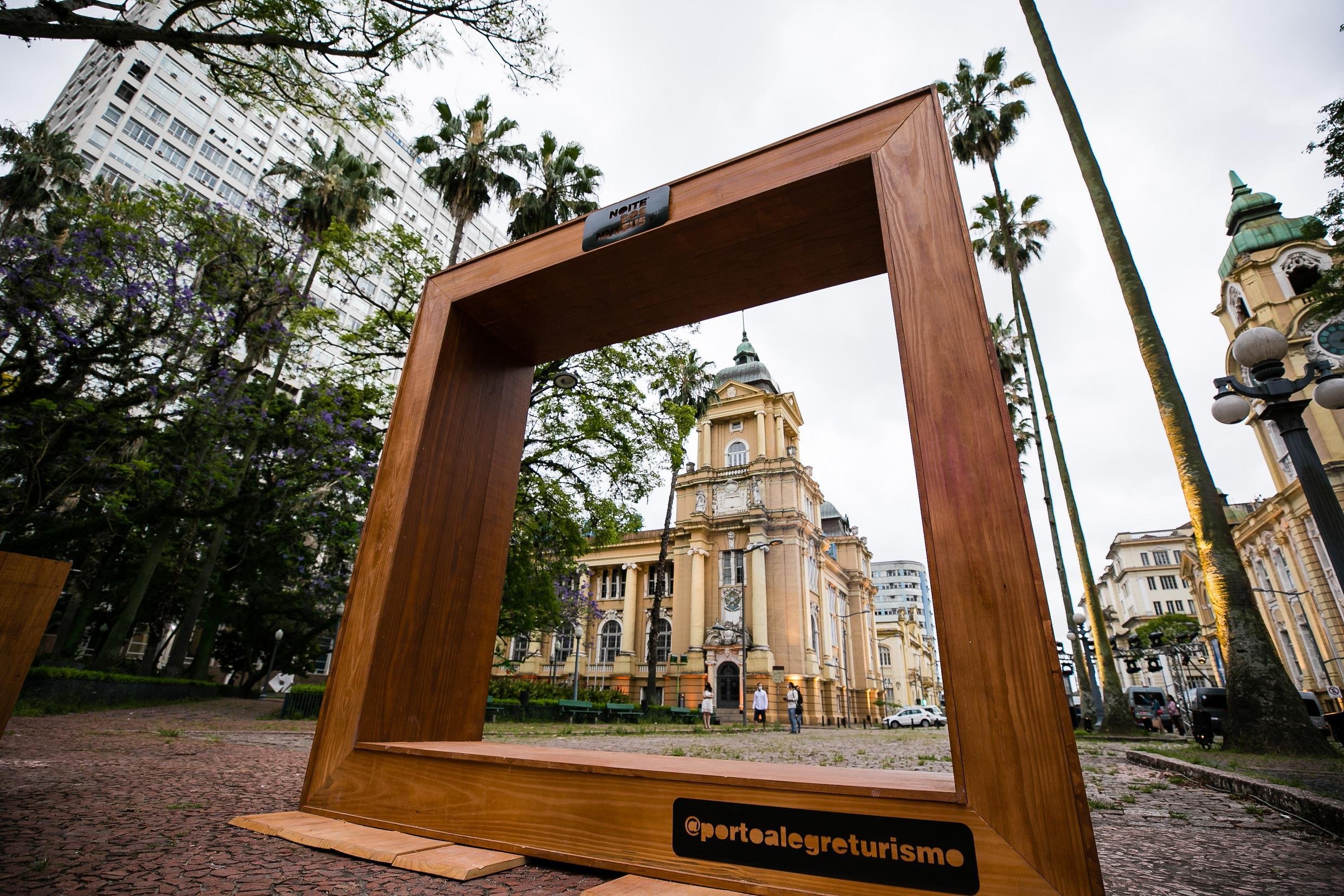 Instala&ccedil;&atilde;o na Pra&ccedil;a da Alf&acirc;ndega, pr&oacute;xima ao Margs