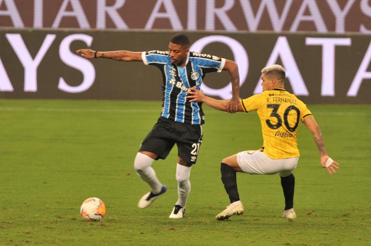 Jean Pyerre deixou o jogo contra o Guaran&iacute;-PAR com um problema f&iacute;sico, mas assegurou que jogaria no domingo, o que n&atilde;o aconteceu