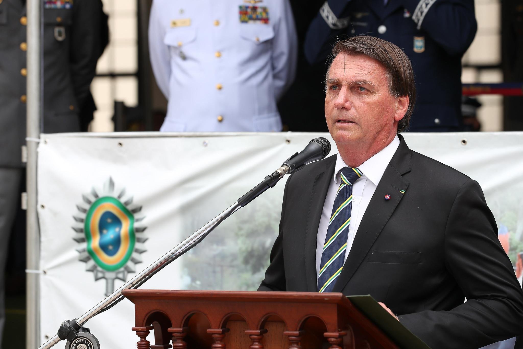 Jair Bolsonaro conversou com apoiadores na manh&atilde; desta segunda-feira