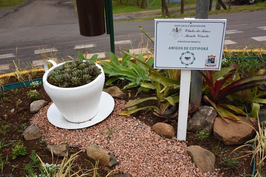 Os locais recebem uma placa de identifica&ccedil;&atilde;o, informando qual entidade ou pessoa realizou os servi&ccedil;os de embelezamento
