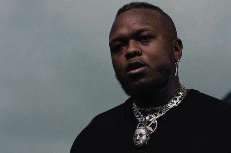Djonga &eacute; detonado por fazer show com aglomera&ccedil;&atilde;o na pandemia