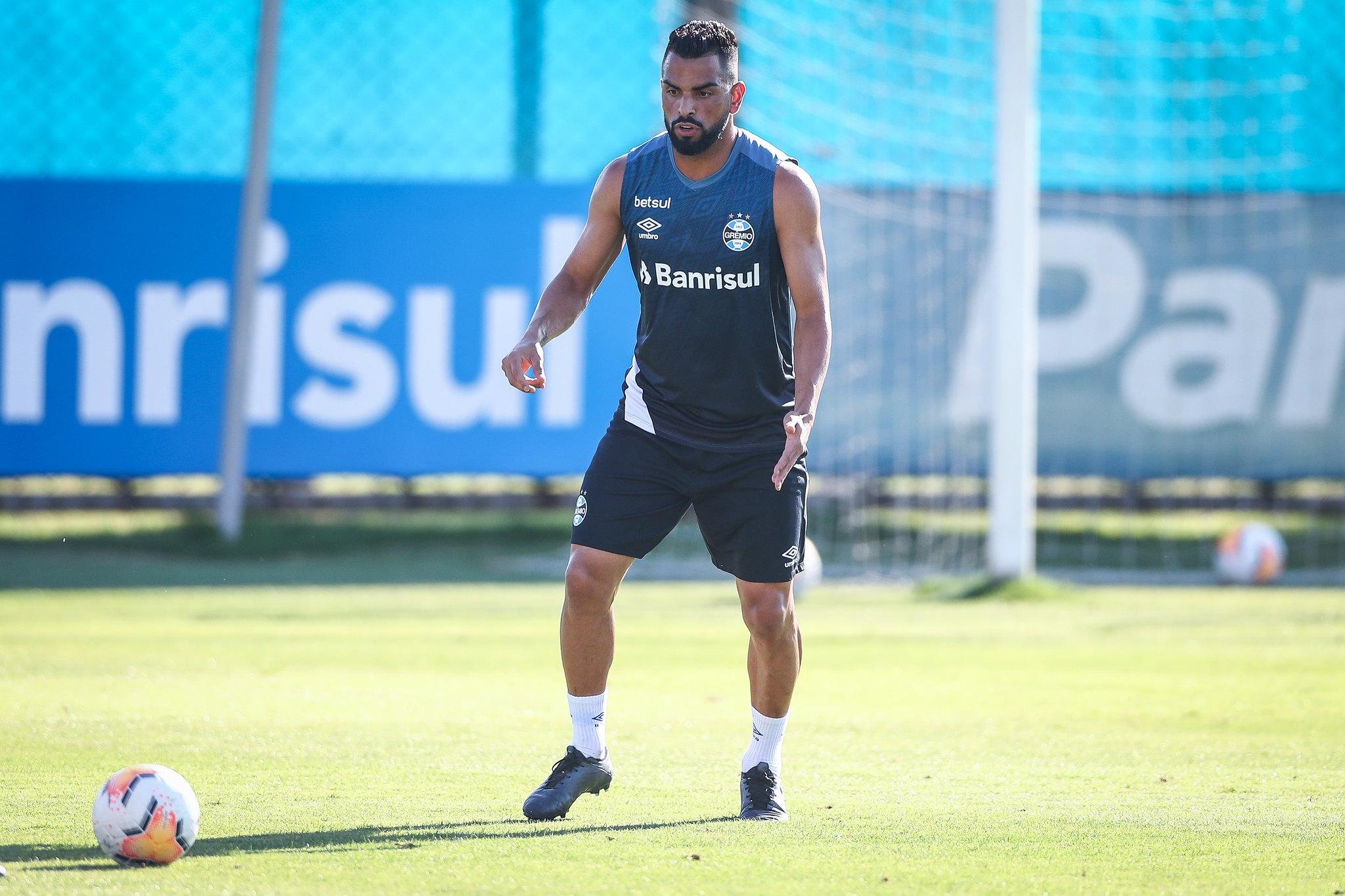 Maicon v&ecirc; Gr&ecirc;mio crescendo no momento certo da temporada
