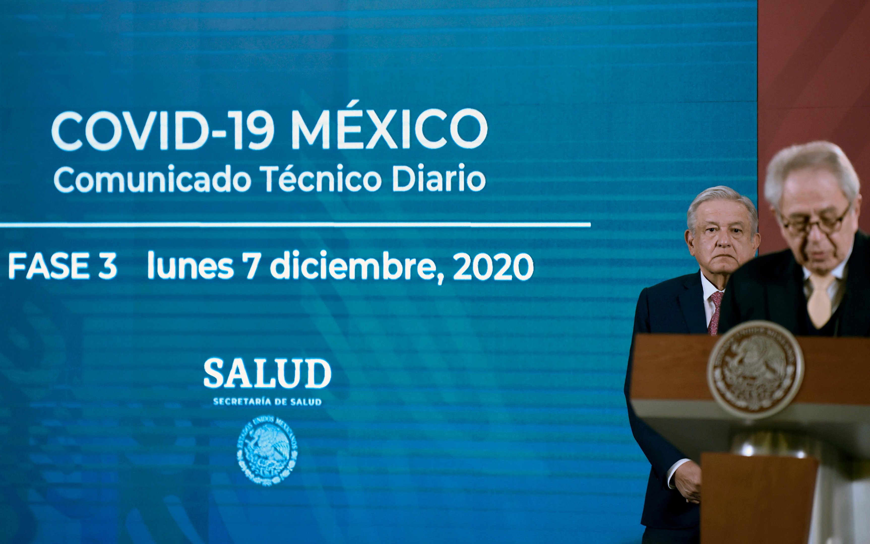 O presidente mexicano, Andres Manuel Lopez Obrador, ouve o ministro da Sa&uacute;de do M&eacute;xico, Jorge Alcocer, durante sua entrevista coletiva di&aacute;ria no Pal&aacute;cio Nacional da Cidade do M&eacute;xico.