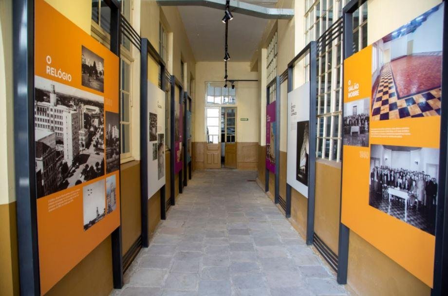 Os 15 pain&eacute;is do Caminho Hist&oacute;rico s&atilde;o divididos em d&eacute;cadas e tra&ccedil;am recortes de momentos do empreendimento com a cidade que o acolheu