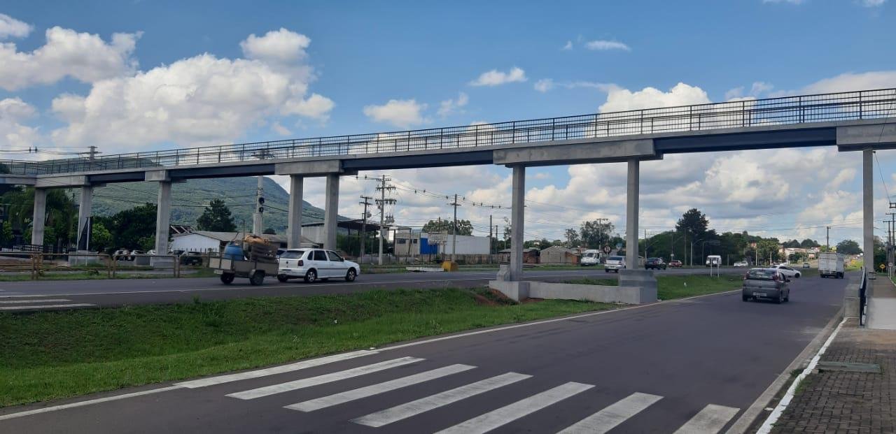 A estrutura de concreto e vigas met&aacute;licas tem 170 metros de comprimento e v&atilde;o livre de 5,5 metros